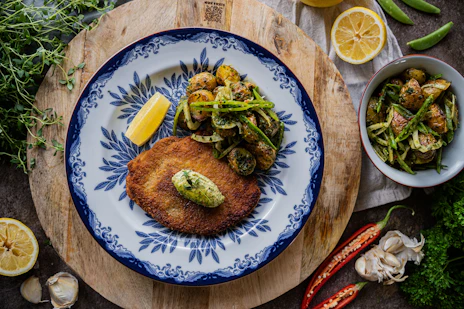 Schnitzel med urtesmør og potetsalat med chimichurri