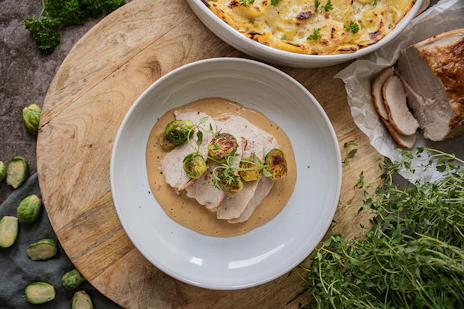 Smørmarinert kalkunbrystfilet med potetgrateng, honningstekt rosenkål og brun saus