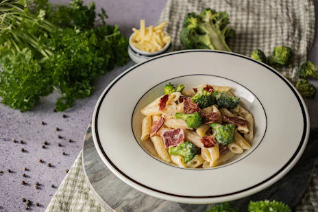 Pasta med ostesaus og kalkunbacon
